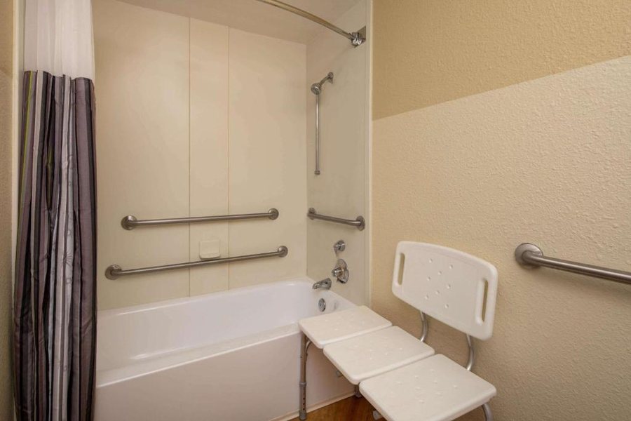 La Quinta Inn Suites by Wyndham Atlanta Ballpark Galleria — Bathroom