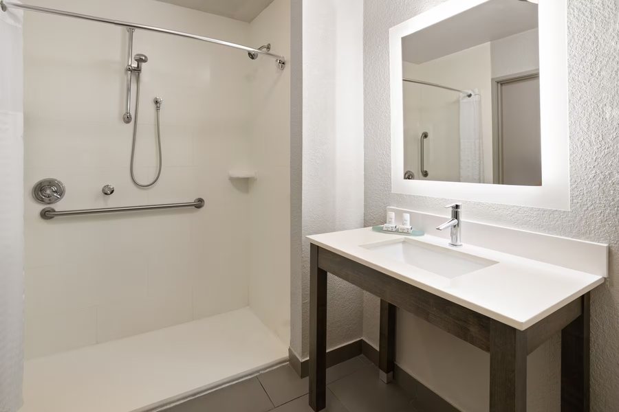 La Quinta Inn Suites by Wyndham Atlanta Conyers — Bathroom