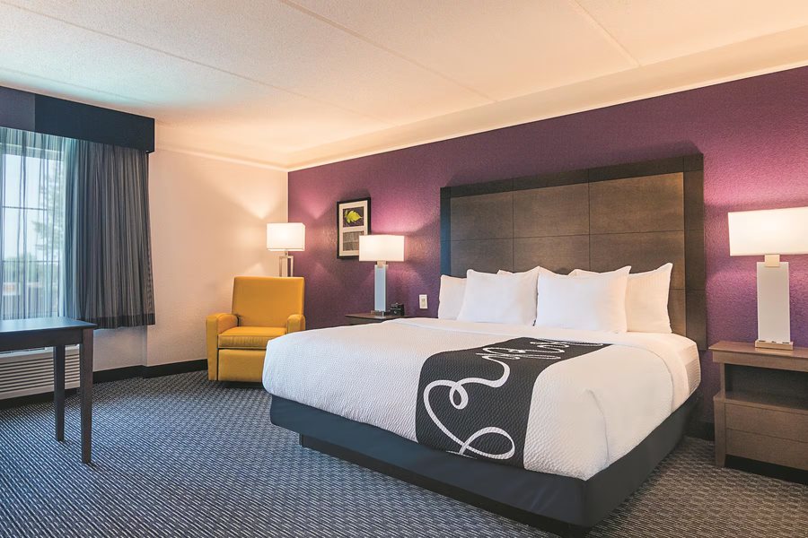 La Quinta Inn Suites by Wyndham Atlanta Conyers — Guest room