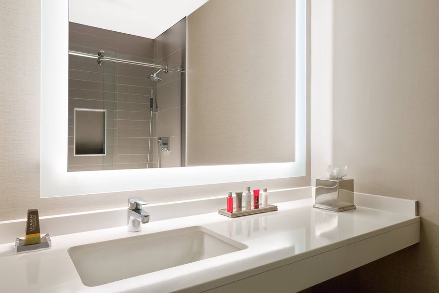 La Quinta Inn Suites by Wyndham Atlanta Midtown Buckhead — Bathroom