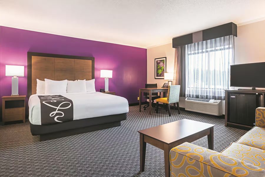 La Quinta Inn Suites by Wyndham Atlanta Midtown Buckhead — Guest room
