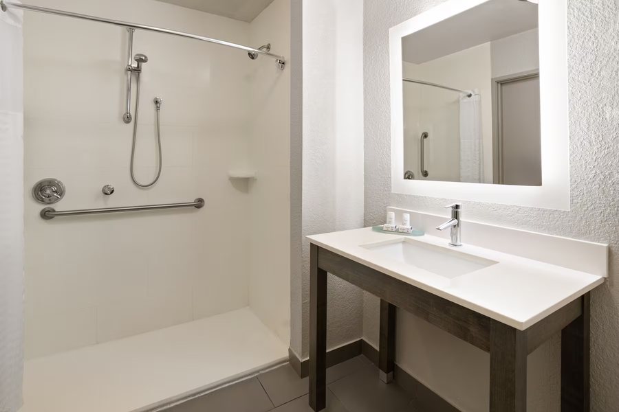 La Quinta Inn Suites by Wyndham Atlanta Perimeter Medical — Bathroom