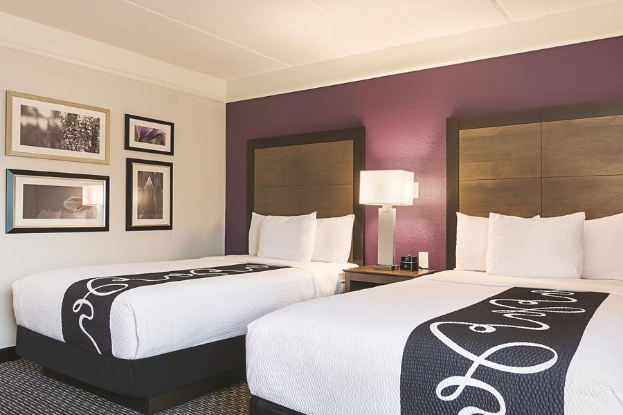 La Quinta Inn Suites by Wyndham Atlanta Perimeter Medical — Guest room