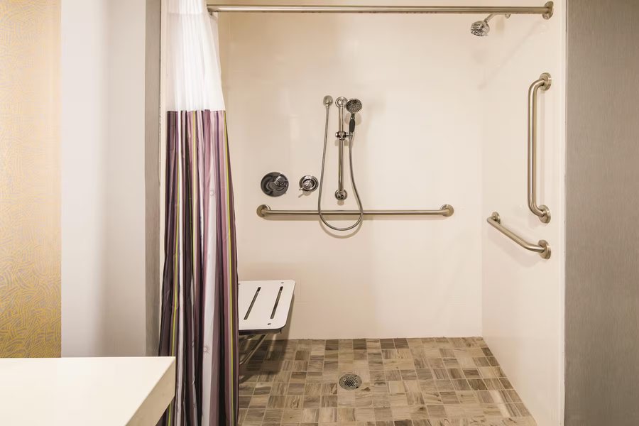 La Quinta Inn Suites by Wyndham Atlanta South McDonough — Bathroom