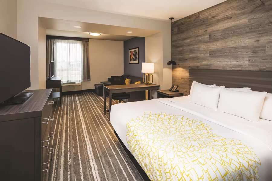La Quinta Inn Suites by Wyndham Atlanta South McDonough — Guest room