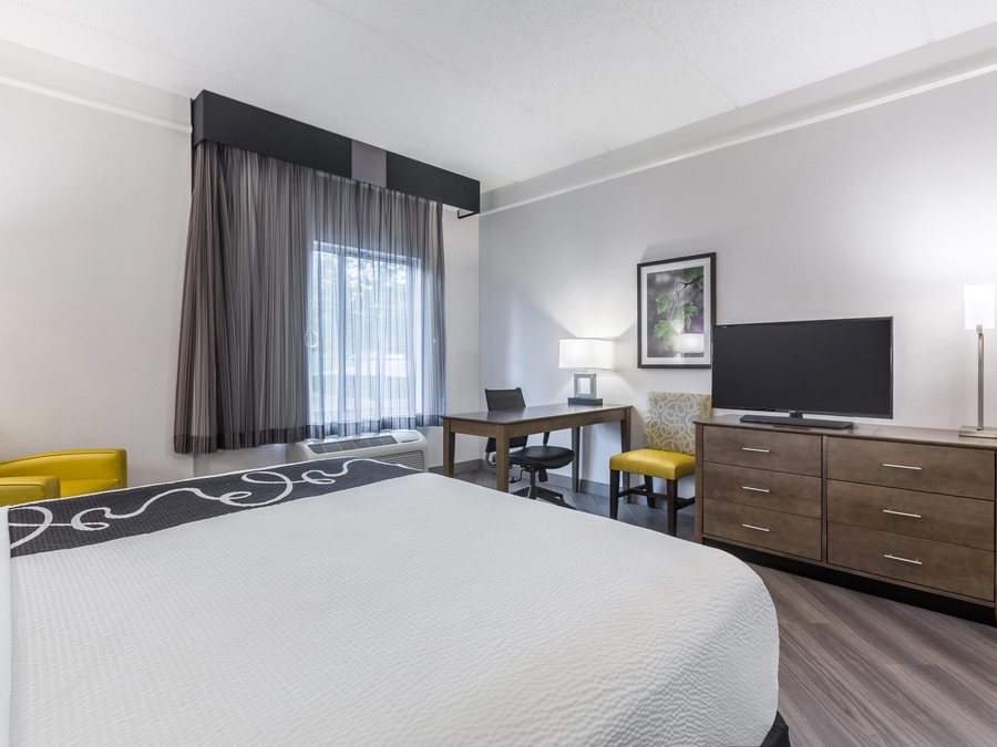La Quinta Inn Suites by Wyndham Atlanta Union City — Guest room