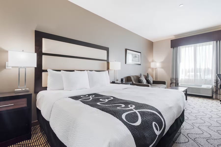 La Quinta Inn Suites by Wyndham Auburn — Guest room