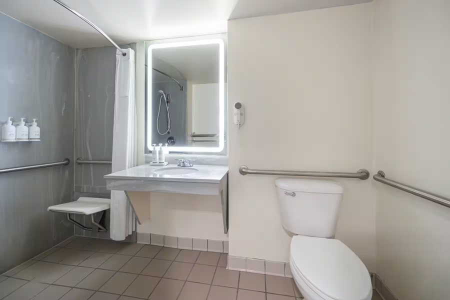 La Quinta Inn Suites by Wyndham Augusta Fort Eisenhower — Bathroom