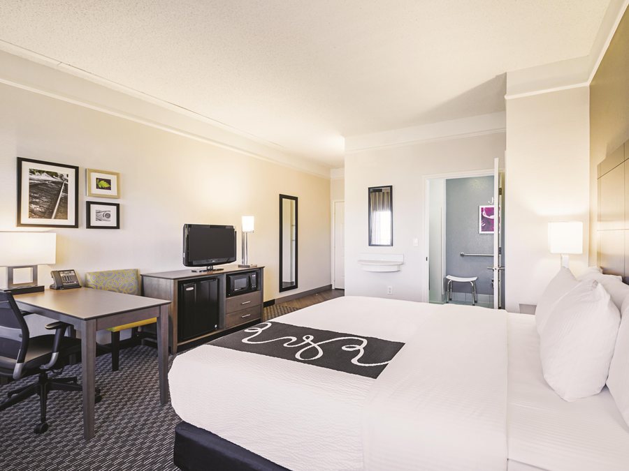 La Quinta Inn Suites by Wyndham Austin Near the Domain — Guest room