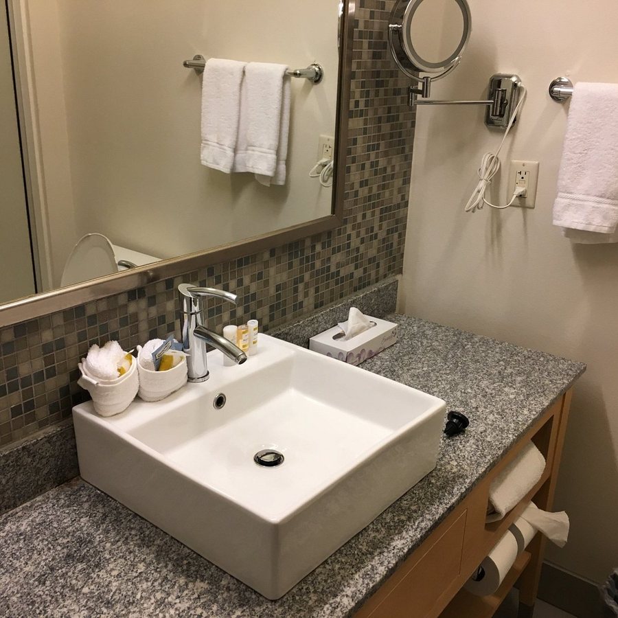 La Quinta Inn Suites by Wyndham Austin NW Lakeline Mall — Bathroom