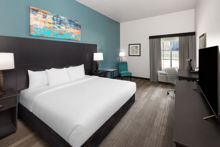 La Quinta Inn Suites by Wyndham Austin NW Lakeline Mall — Guest room