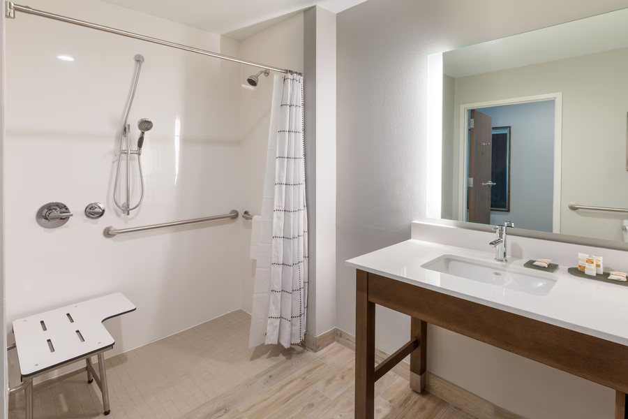 La Quinta Inn Suites by Wyndham Austin Round Rock — Bathroom