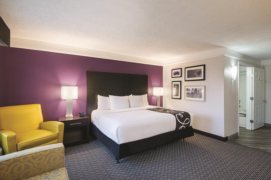 La Quinta Inn Suites by Wyndham Austin Round Rock — Guest room