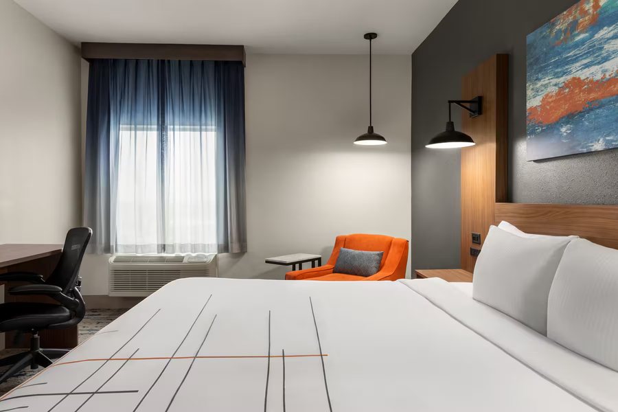 La Quinta Inn Suites by Wyndham Austin South — Guest room