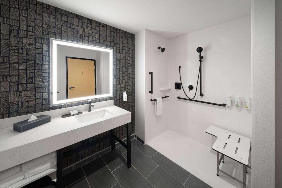 La Quinta Inn Suites by Wyndham Austin Southwest — Bathroom