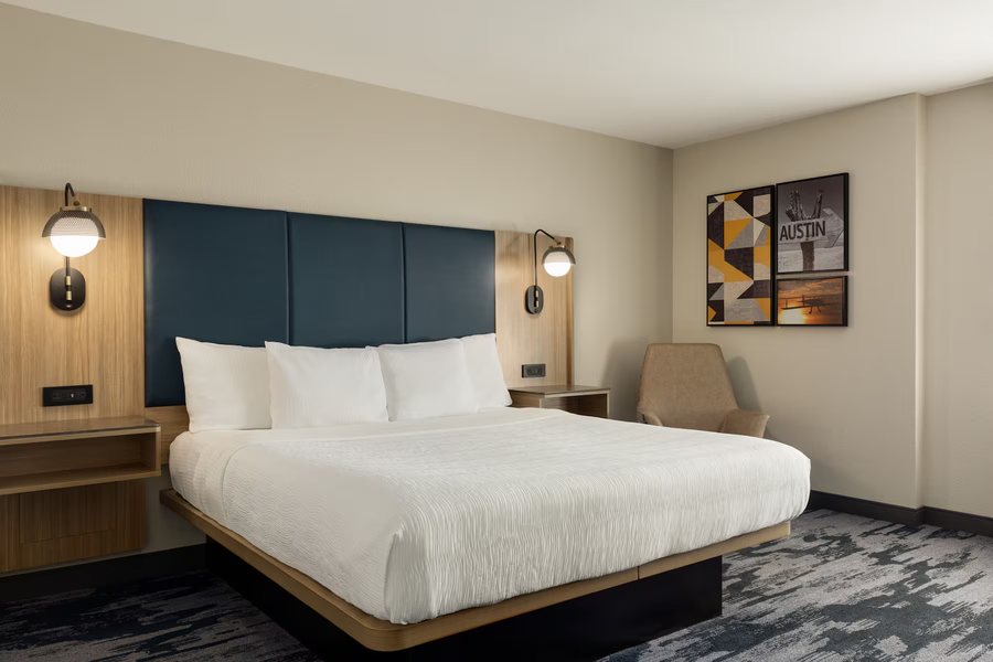 La Quinta Inn Suites by Wyndham Austin Southwest — Guest room