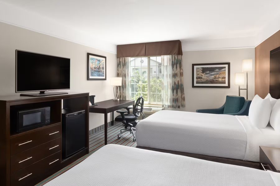 La Quinta Inn Suites by Wyndham Bakersfield North — Guest room