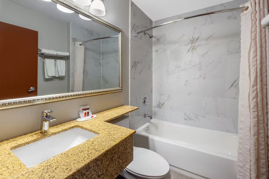 La Quinta Inn Suites by Wyndham Baltimore BWI Airport — Bathroom