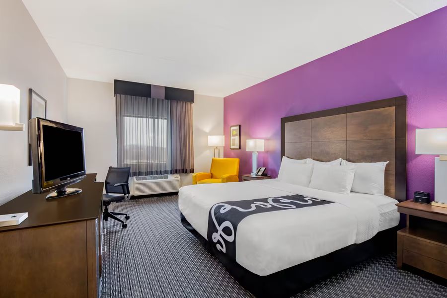 La Quinta Inn Suites by Wyndham Baltimore BWI Airport — Guest room