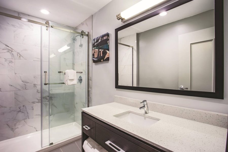 La Quinta Inn Suites by Wyndham Baltimore Downtown — Bathroom