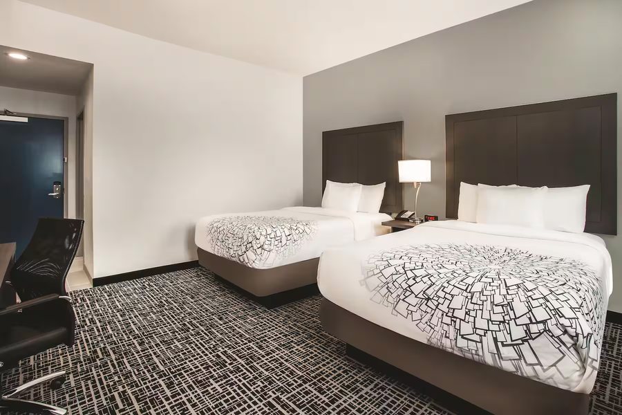 La Quinta Inn Suites by Wyndham Baltimore Downtown — Guest room