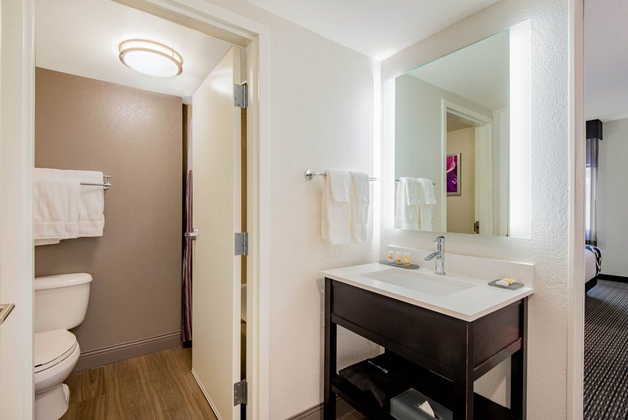La Quinta Inn Suites by Wyndham Batavia — Bathroom