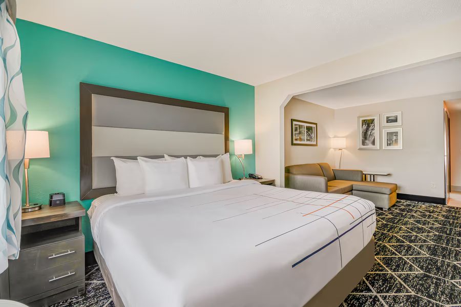 La Quinta Inn Suites by Wyndham Batavia — Guest room