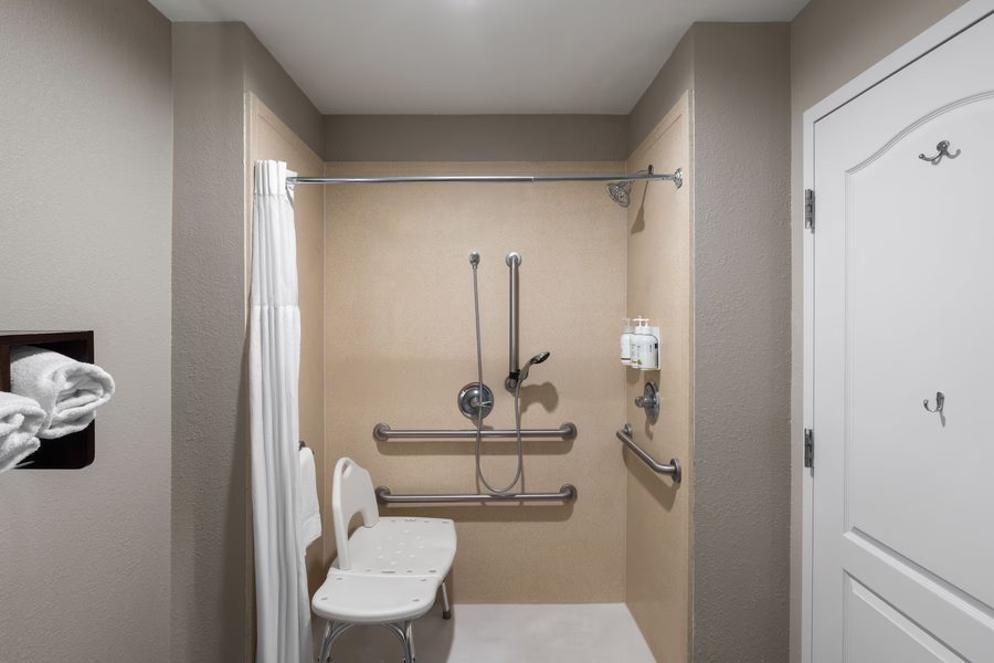 La Quinta Inn Suites by Wyndham Baton Rouge Denham Springs — Bathroom