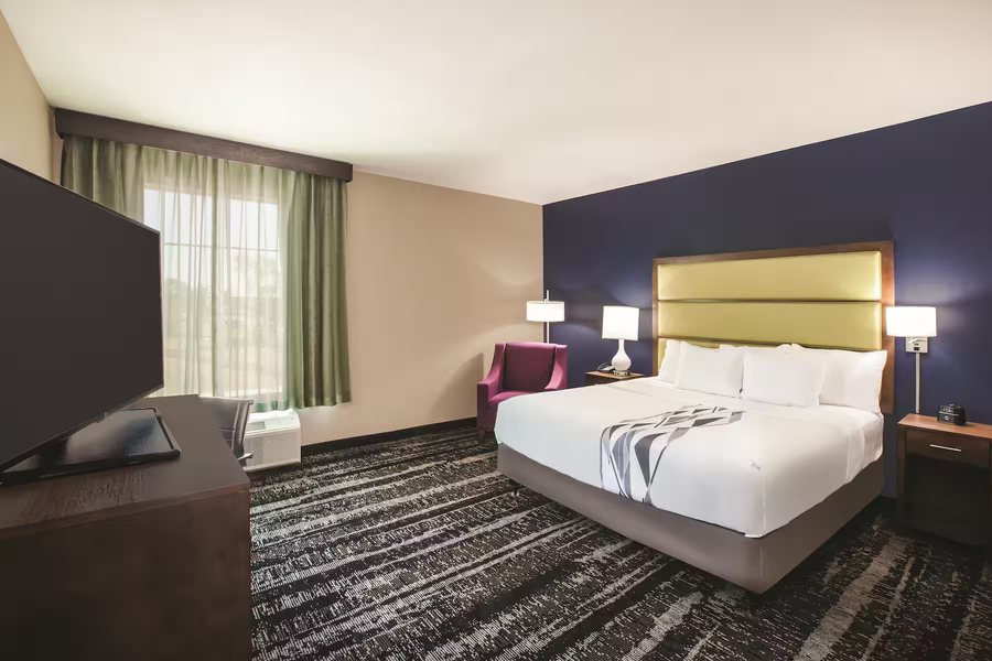La Quinta Inn Suites by Wyndham Baton Rouge Port Allen — Guest room