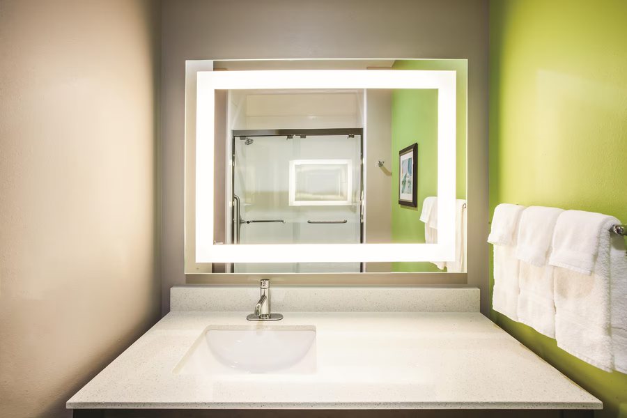 La Quinta Inn Suites by Wyndham Baton Rouge Siegen Lane — Bathroom