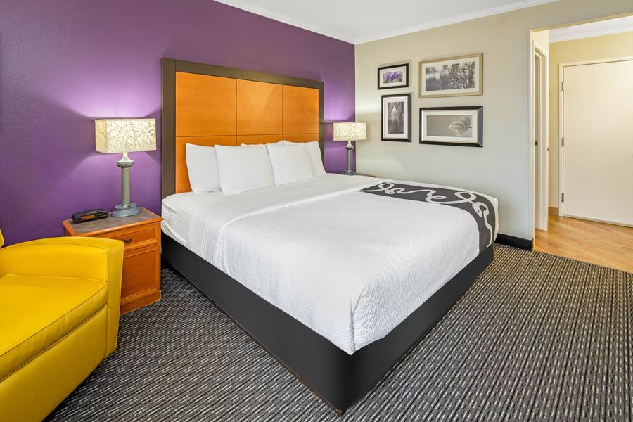 La Quinta Inn Suites by Wyndham Baton Rouge Siegen Lane — Guest room