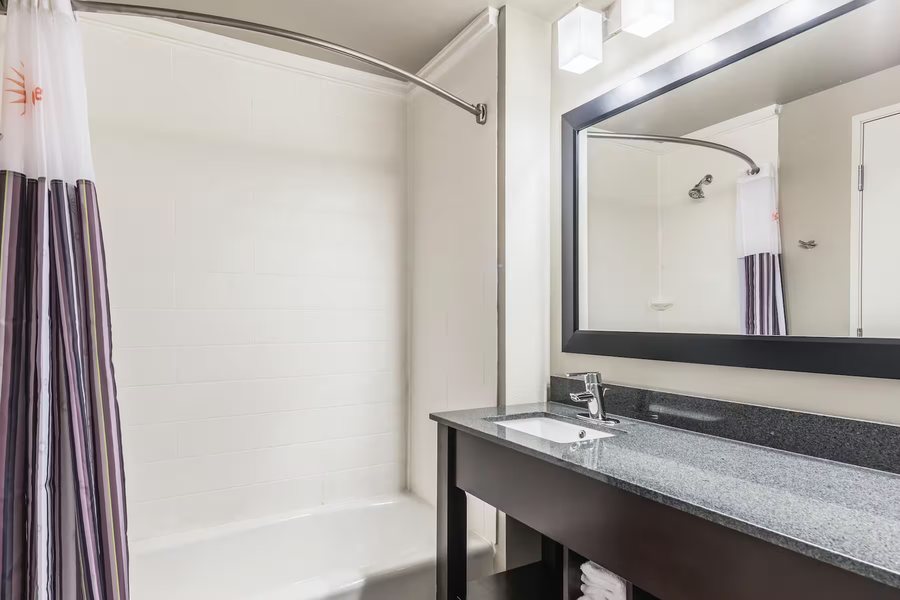 La Quinta Inn Suites by Wyndham Bellingham — Bathroom