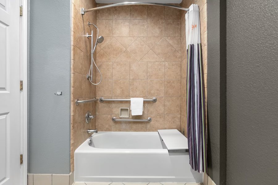 La Quinta Inn Suites by Wyndham Belton Temple South — Bathroom