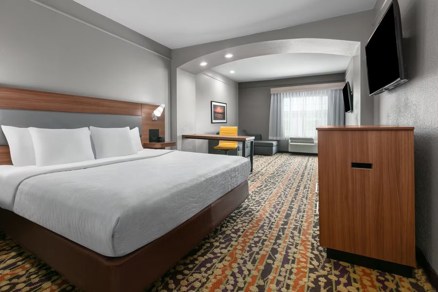 La Quinta Inn Suites by Wyndham Belton Temple South — Guest room