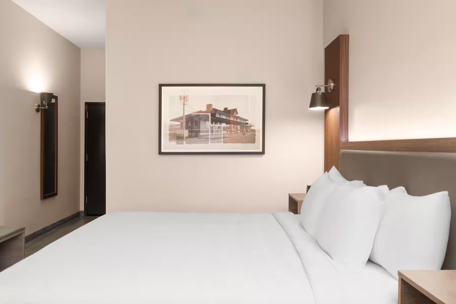 La Quinta Inn Suites by Wyndham Bessemer — Guest room