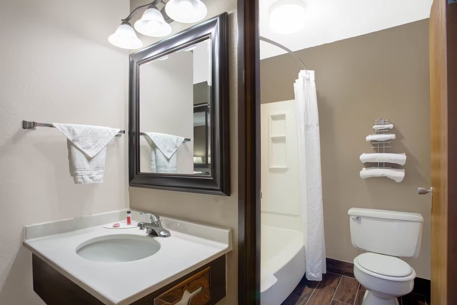 La Quinta Inn Suites by Wyndham Billings — Bathroom
