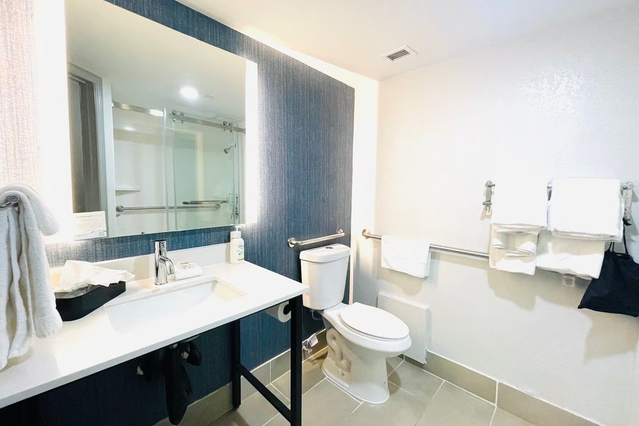 La Quinta Inn Suites by Wyndham Birmingham Homewood — Bathroom