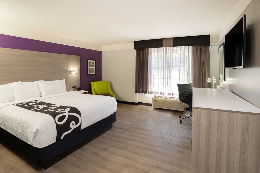 La Quinta Inn Suites By Wyndham Birmingham Hoover — Guest room