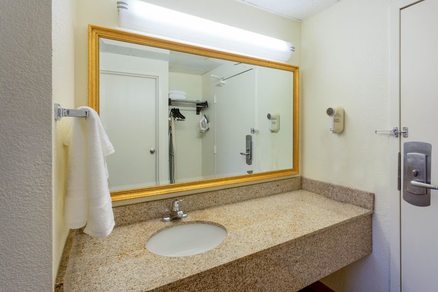 La Quinta Inn Suites by Wyndham Bloomington — Bathroom