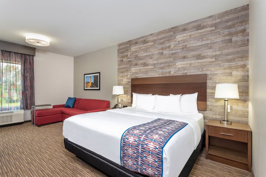 La Quinta Inn Suites by Wyndham Bloomington — Guest room
