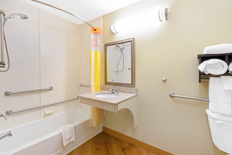 La Quinta Inn Suites by Wyndham Boone University — Bathroom