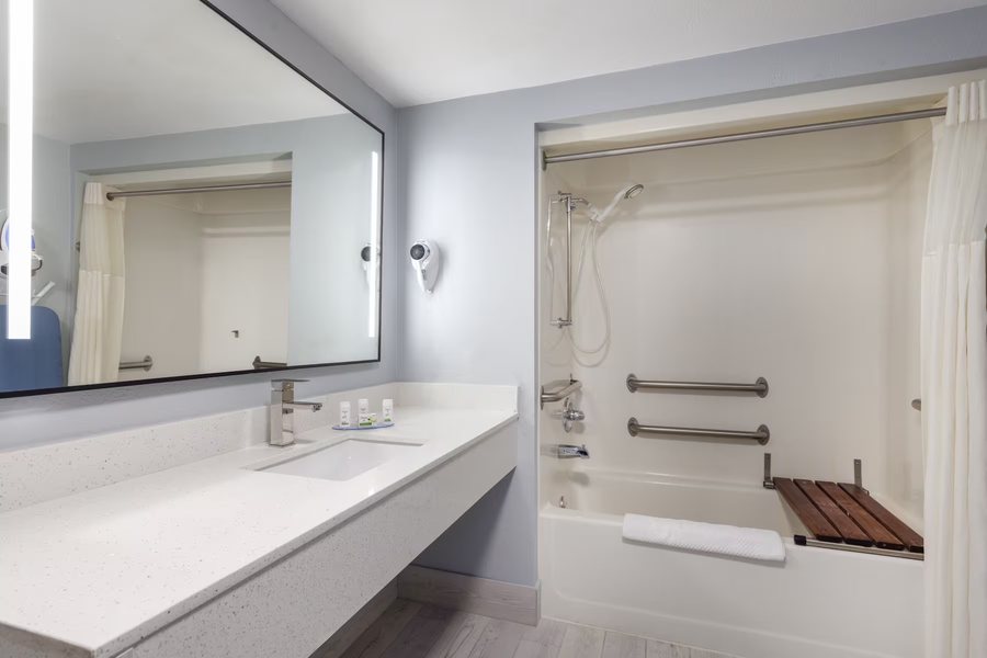 La Quinta Inn Suites by Wyndham Branson — Bathroom