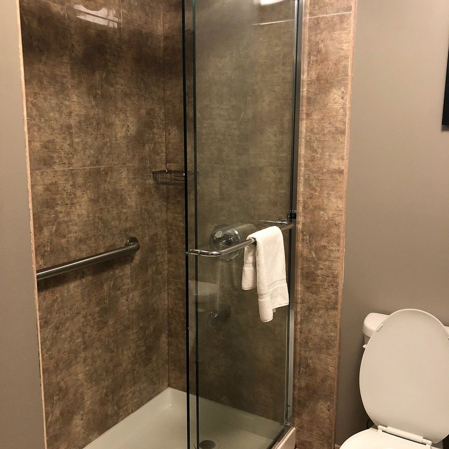 La Quinta Inn Suites by Wyndham Brooklyn Central — Bathroom