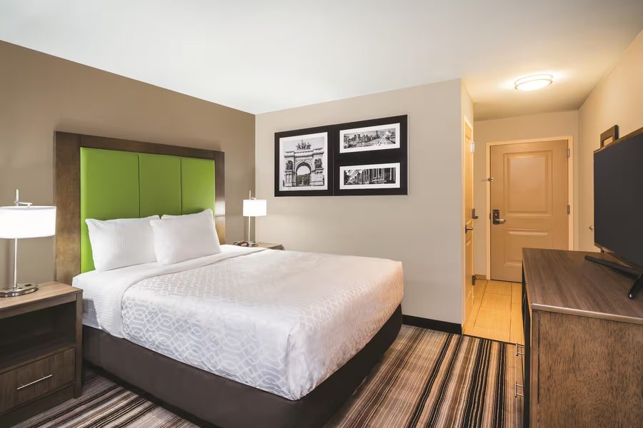La Quinta Inn Suites by Wyndham Brooklyn Central — Guest room