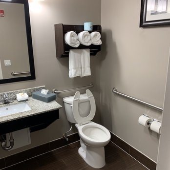 La Quinta Inn Suites by Wyndham Brooklyn Downtown — Bathroom