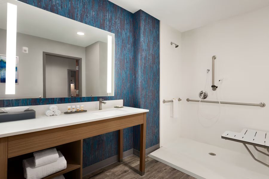 La Quinta Inn Suites by Wyndham Brunswick Golden Isles — Bathroom