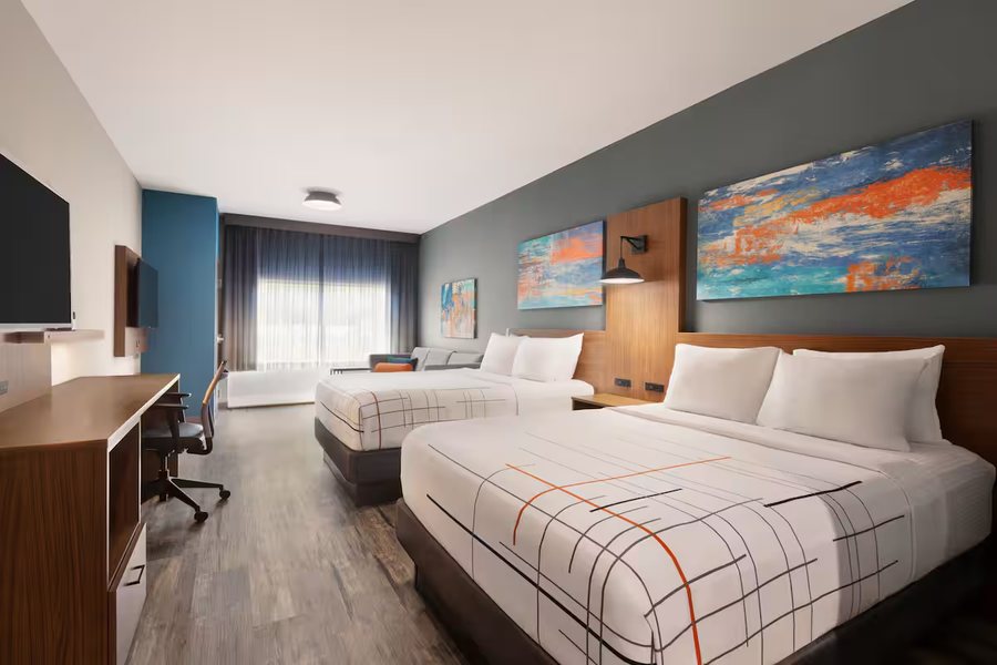 La Quinta Inn Suites by Wyndham Brunswick Golden Isles — Guest room