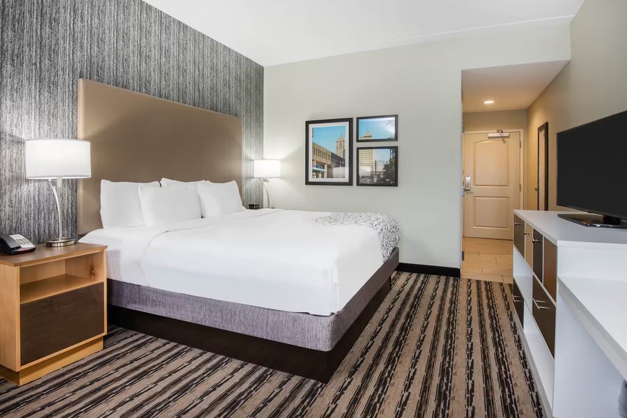 La Quinta Inn Suites by Wyndham Buffalo Amherst — Guest room