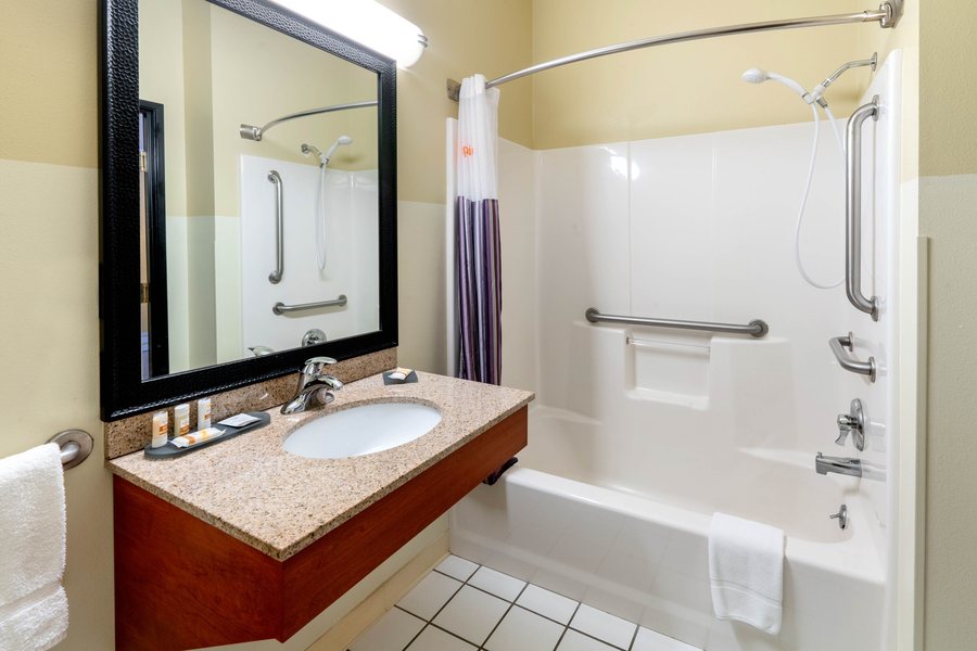 La Quinta Inn Suites by Wyndham Butte — Bathroom