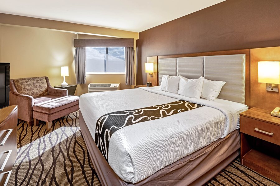 La Quinta Inn Suites by Wyndham Butte — Guest room
